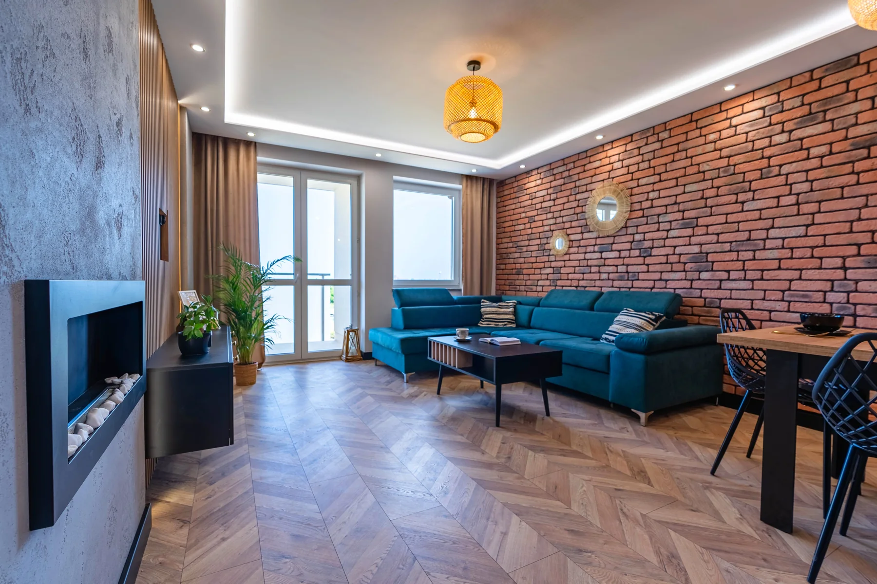 Salon z granatowym narożnikiem i ceglaną ścianą