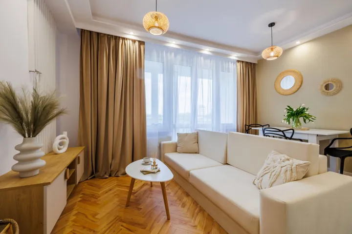 Salon z naturalnymi tkaninami i dekoracjami