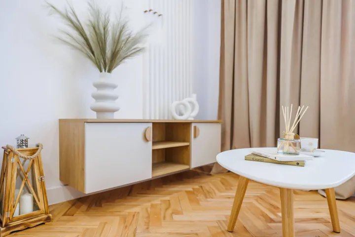 Detal salonu: komoda, rośliny i stolik