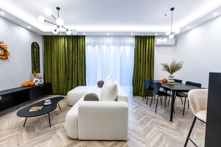 Strefa wypoczynku z zielonymi zasłonami
