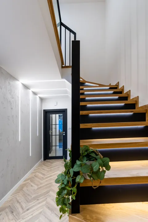 Drewniane schody z czarną balustradą