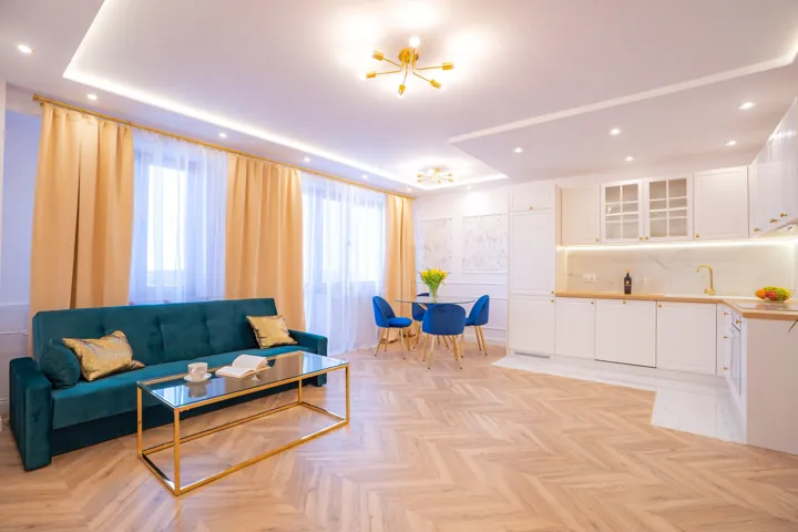 Salon z kuchnią, jodełką i kolorowymi akcentami